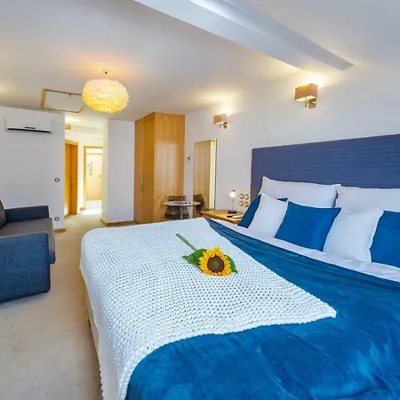 The * Τσέσκε Μπουντεγιόβιτσε