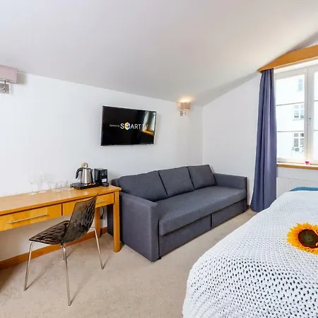 The * Τσέσκε Μπουντεγιόβιτσε