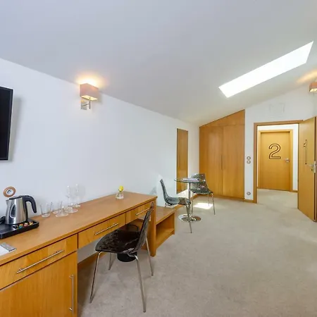 The * Τσέσκε Μπουντεγιόβιτσε