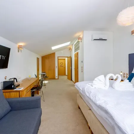 The Τσέσκε Μπουντεγιόβιτσε